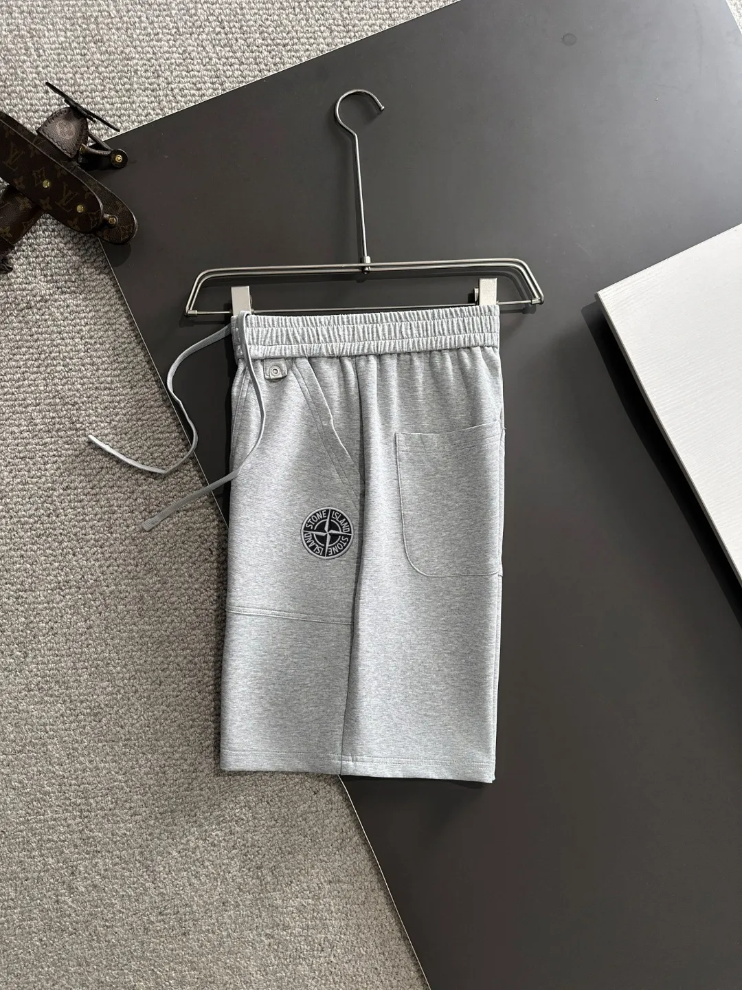 🅿️330 shipped next day. High quality Stone Island/Stone Island 2025 spring and summer new high-definition elastic band casual solid color loose shorts. Made with machines imported from Italy. The hem of the trousers is stitched with two needles. The stitching is fine and firm. The fabric is customized at the counter. It has high breathability and comfort. The details are impeccable. The brand element design concept reflects high quality. It feels delicate and soft! It presents a casual cut and the upper body shape is great! Size: S-XXL
